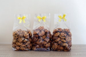 cookie wrapping idea - gifts in cellophane with yellow ribbon