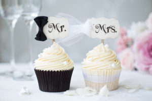 bride-and-groom-elopement-cupcakes